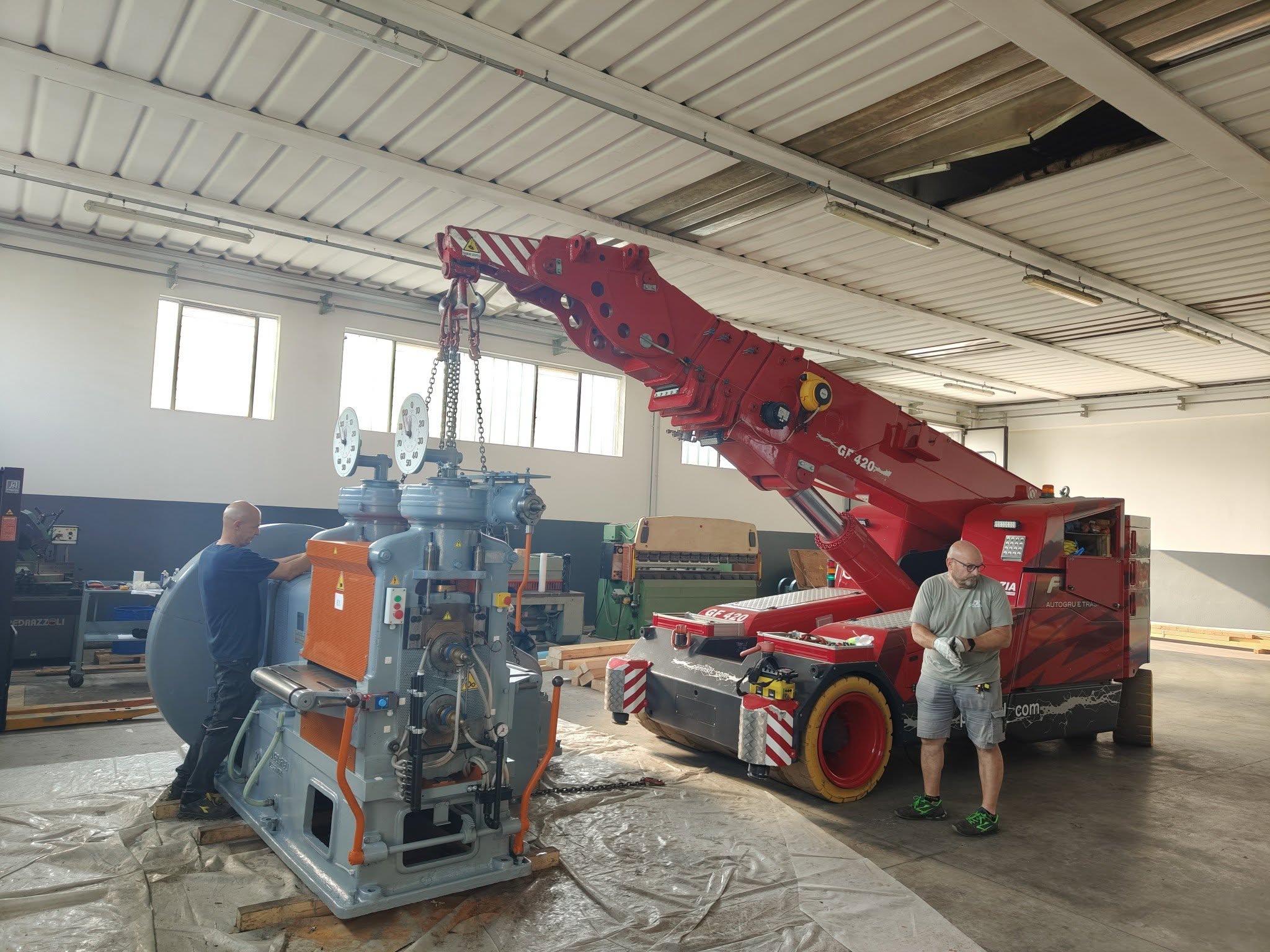 Movimentazione di un laminatoio industriale con autogrù in officina