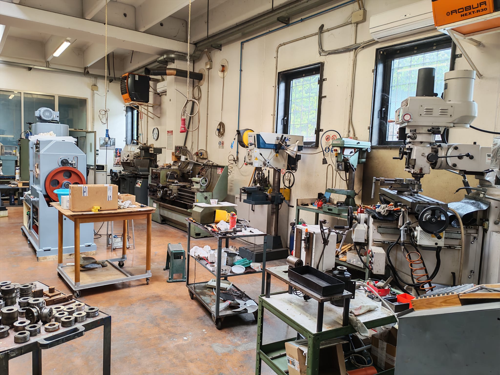 Officina AUREO con macchinari e attrezzature per la revisione
